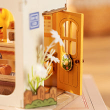 Load image into Gallery viewer, Miniature House - Teddy's Breadbox